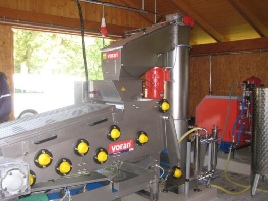 Inhaber Lutz Wege vor dem Saftmobil mit Apfelkisten